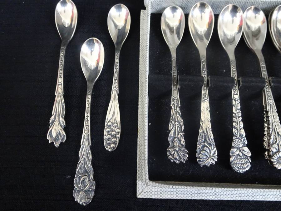 Stunning Set Of Twelve Solar Pleet Vintage Tea Spoons In Excellent Condition