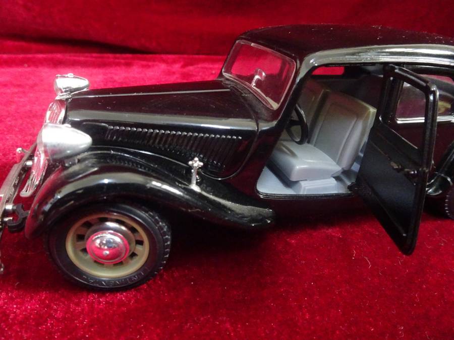 1938 Citroen 15 CV TA Black Scale 1/24 Diecast Car Model by Bburago (No Box)