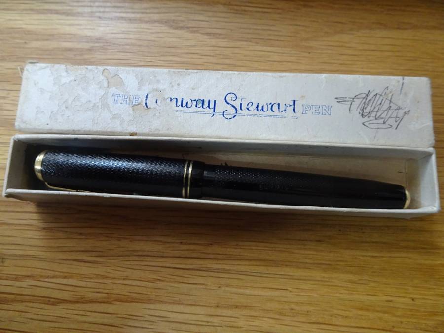 The Conway Stewart Fountain Pen With 14ct Gold Nip - In Original Box - See Description