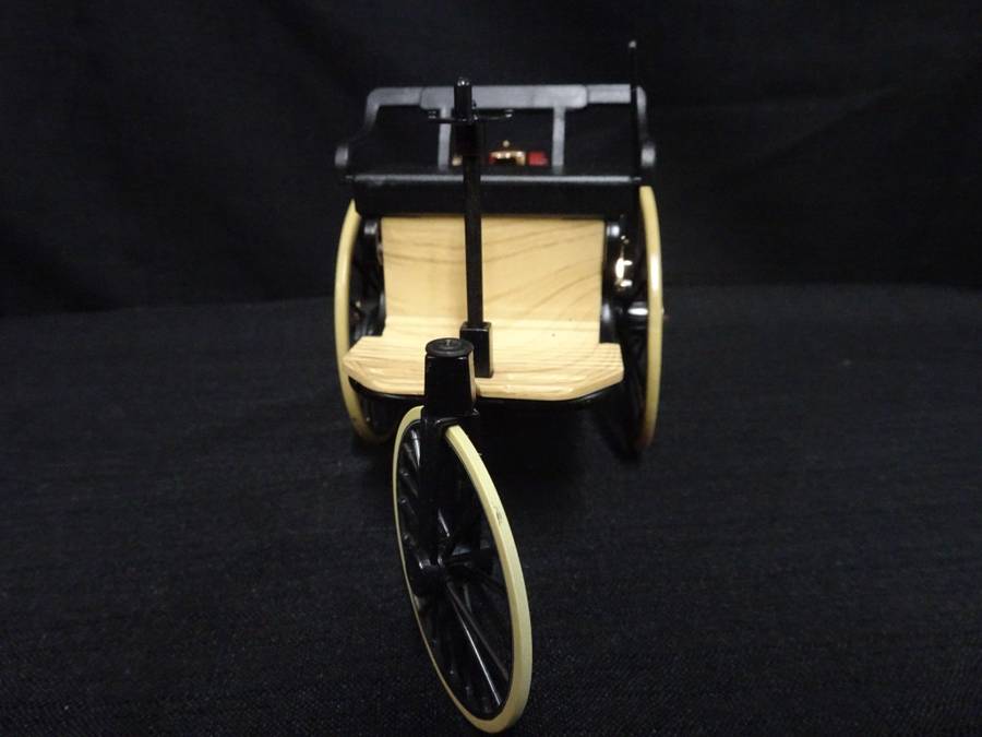 1886 Three-Wheel Automobile Simulation Car Model, Classic Car Alloy Model Ornament 1:12 Scale
