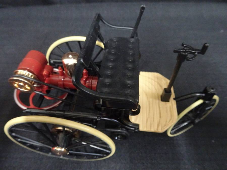 1886 Three-Wheel Automobile Simulation Car Model, Classic Car Alloy Model Ornament 1:12 Scale