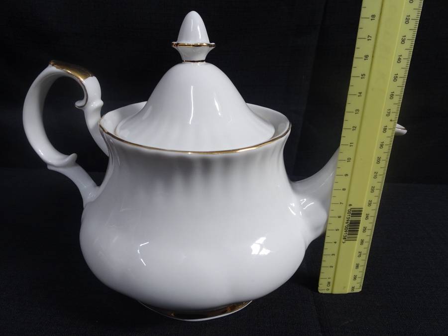 Lovely Windsor Gold Teapot - Diswasher And Microwave Safe - In Excellent Condition