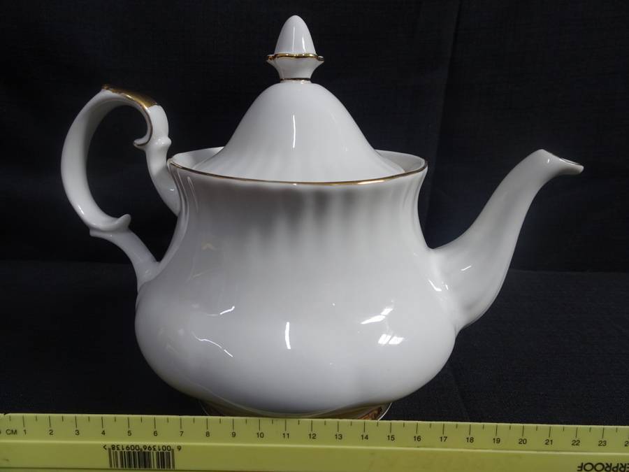Lovely Windsor Gold Teapot - Diswasher And Microwave Safe - In Excellent Condition