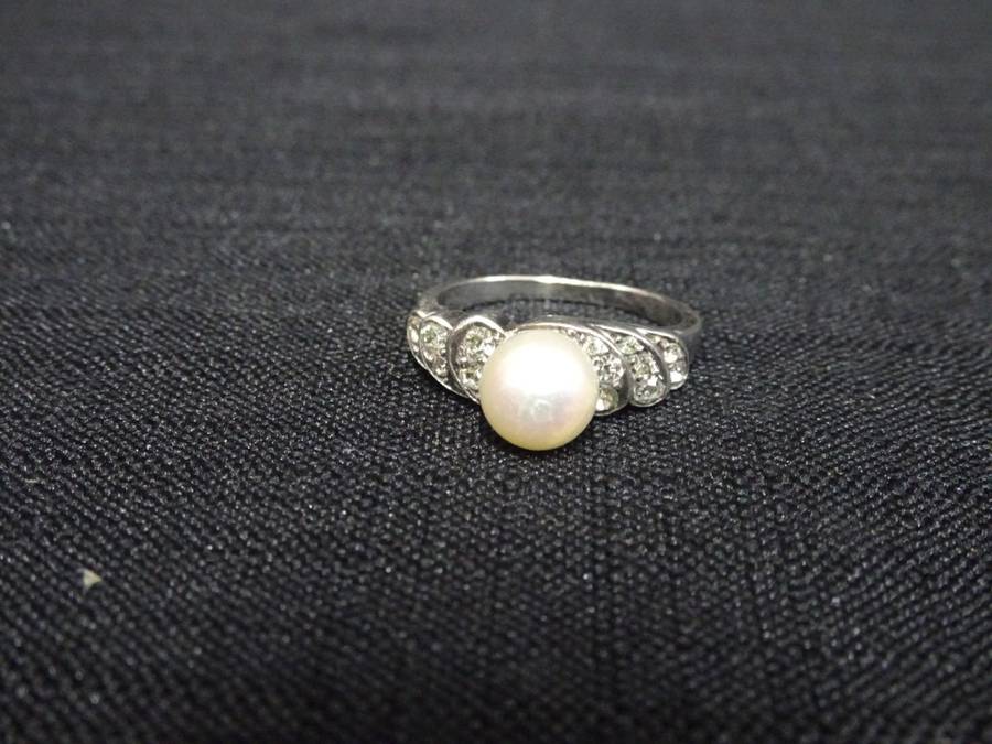 Stunning Silver And Pearl Ladies Ring -Size 7 - (4.9 Grams) - Please See Description