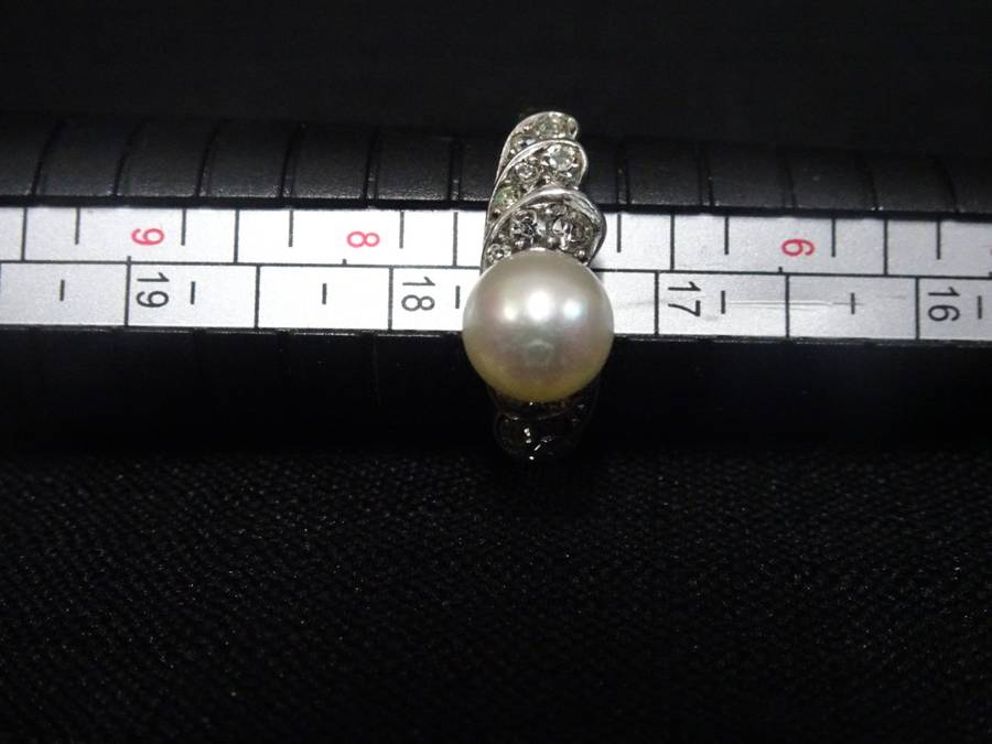 Stunning Silver And Pearl Ladies Ring -Size 7 - (4.9 Grams) - Please See Description