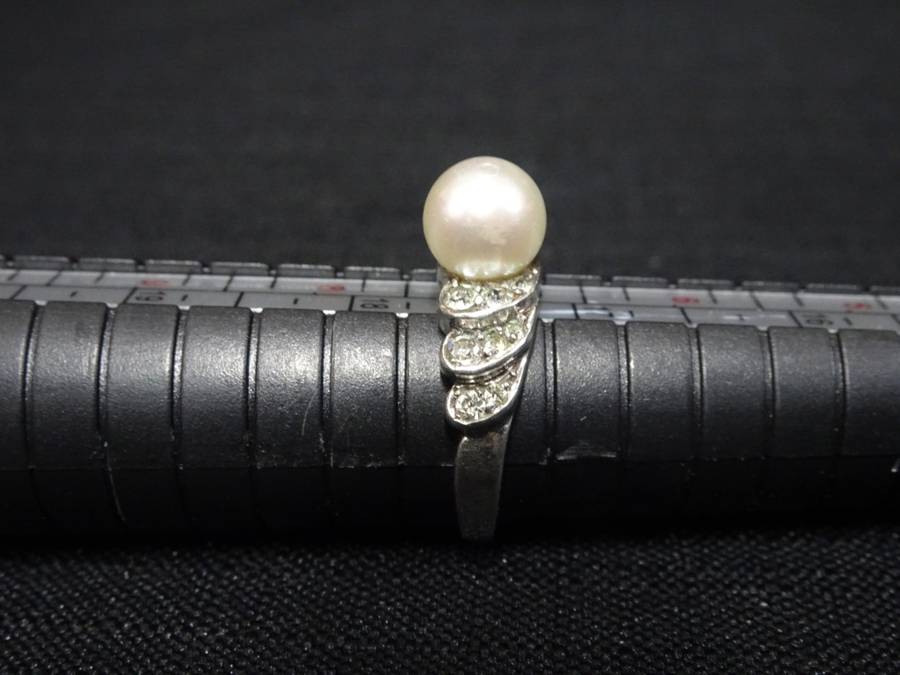 Stunning Silver And Pearl Ladies Ring -Size 7 - (4.9 Grams) - Please See Description
