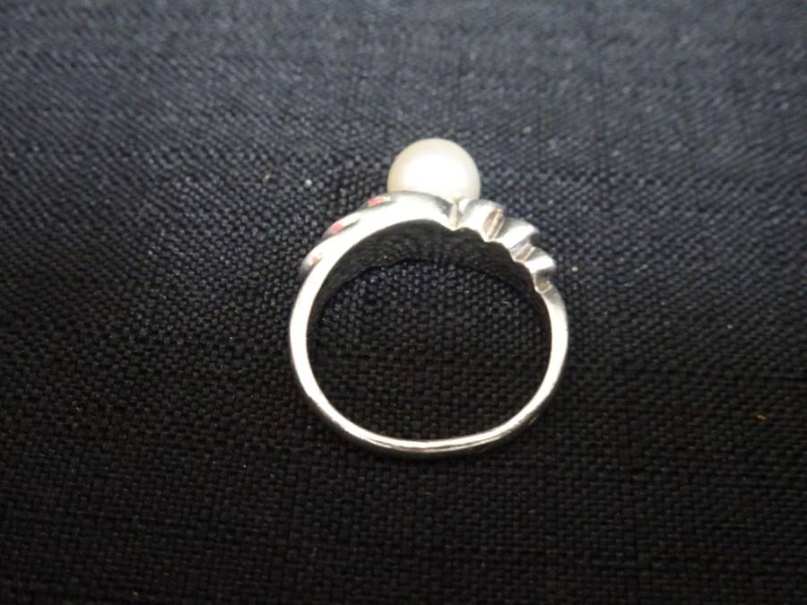 Stunning Silver And Pearl Ladies Ring -Size 7 - (4.9 Grams) - Please See Description