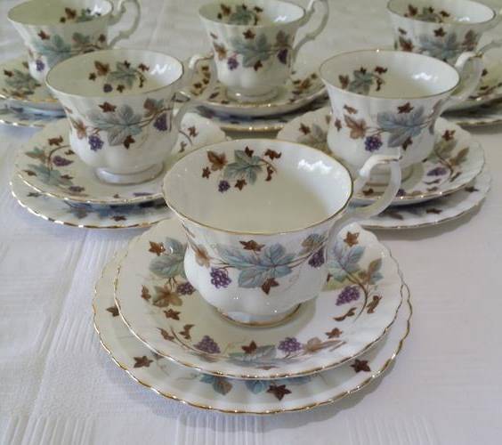 Royal Albert - "LORRAINE" 6 trios