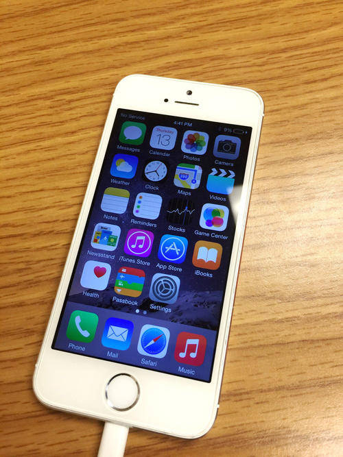 *Bargain* iPhone 5S 16GB - Silver - Free delivery!