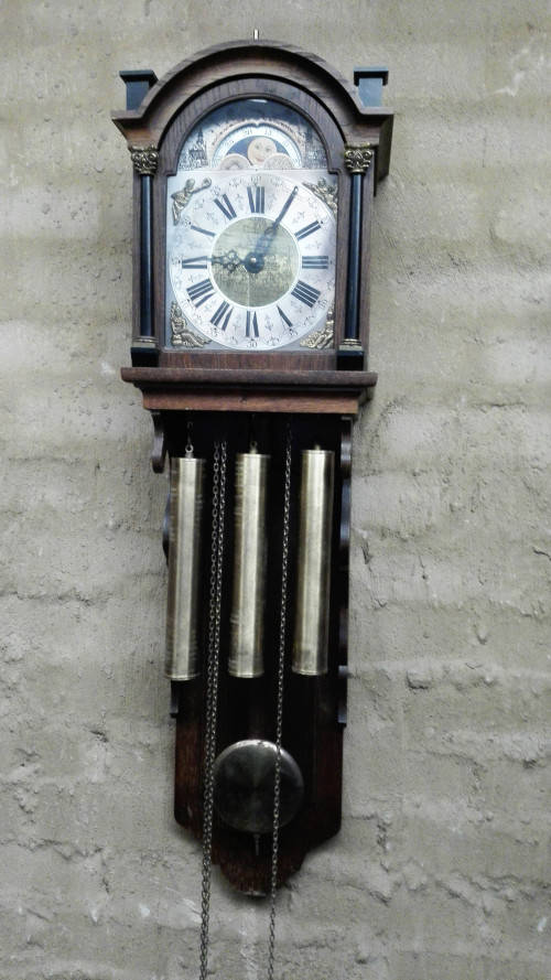 VINTAGE WALL CLOCK.