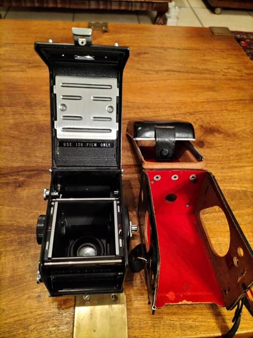 YASHICA-MAT CAMERA. MADE IN JAPAN.