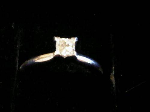 A Certified 14kt Wht Gold 0.30ct Natural Princess Cut Diamond Engagement Ring