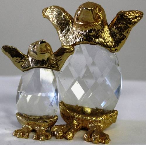 Glass-ball mom and chick Penguin figure