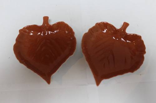 Small leaf shaped dishes to hold salt & pepper