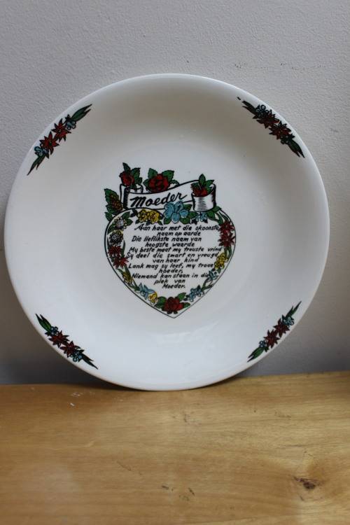 A decorative plate with a dedication written in Afrikaans to a Mother