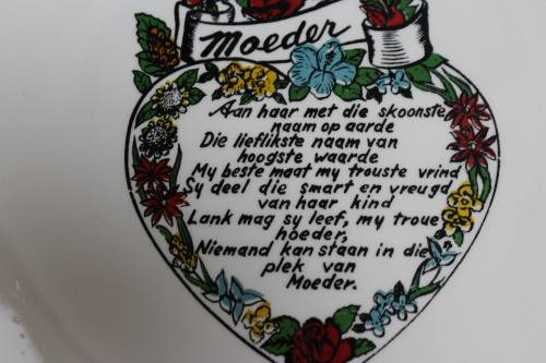 A decorative plate with a dedication written in Afrikaans to a Mother