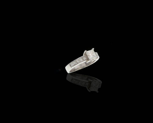 5gr Platinum 0.90ct Square Modified Brilliant J VS2 with smalls  c/w Diamond Detificate
