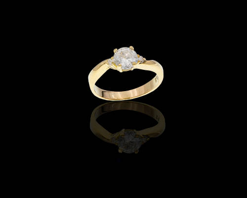 18ct 2.5gr Yellow Gold 0.72ct Round Brilliant Diamond I I2, c/w 1 x smalls on each side GIA Cert