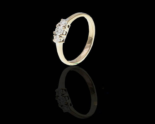 18ct (3.3grams) White Gold 1 x 0.20ct Round Brillant Diamond and 2 x 0.10ct Diamonds on either side