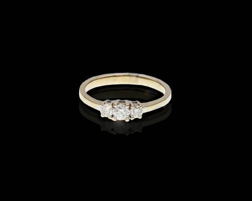 18ct (3.3grams) White Gold 1 x 0.20ct Round Brillant Diamond and 2 x 0.10ct Diamonds on either side