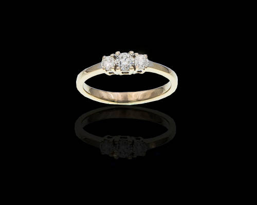 18ct (3.3grams) White Gold 1 x 0.20ct Round Brillant Diamond and 2 x 0.10ct Diamonds on either side