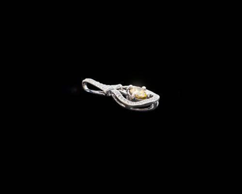 1.4 grams 18 carat White Gold and Fancy Yellow Diamond Pendant