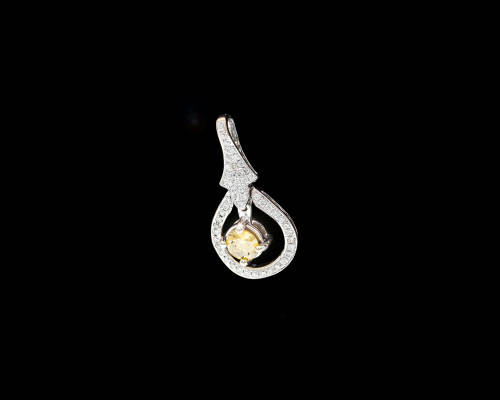 1.4 grams 18 carat White Gold and Fancy Yellow Diamond Pendant