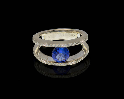 8.3 grams 18 carat White Gold Shimasky Tanzanite and Diamond  Ring
