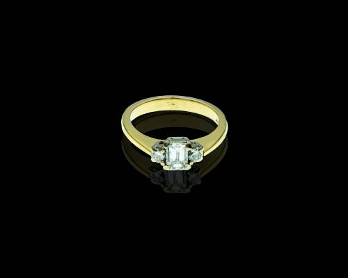 5.1 grams 18 carat t Yellow Gold Trilogy Diamond Ring