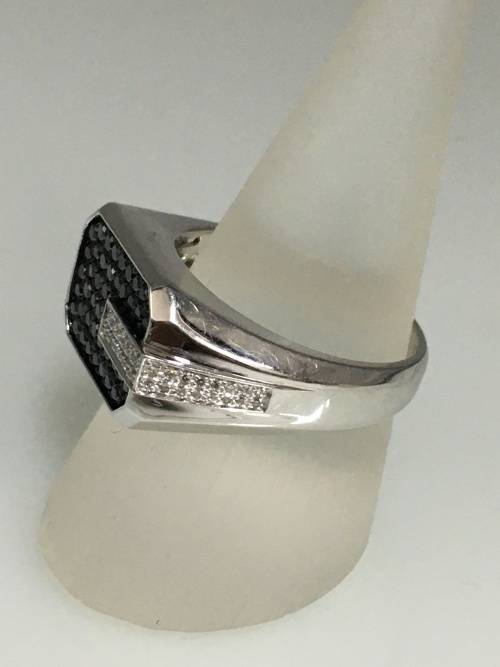 11.6 grams 9 carat White Gold, with Black and White Diamonds Gents Ring