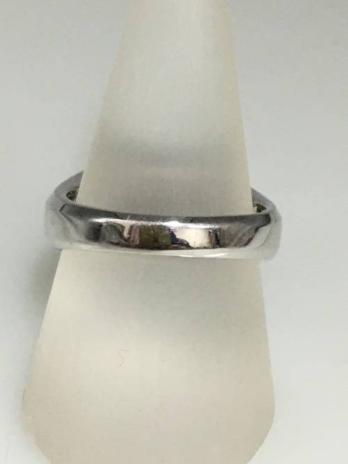 11.6 grams 9 carat White Gold, with Black and White Diamonds Gents Ring