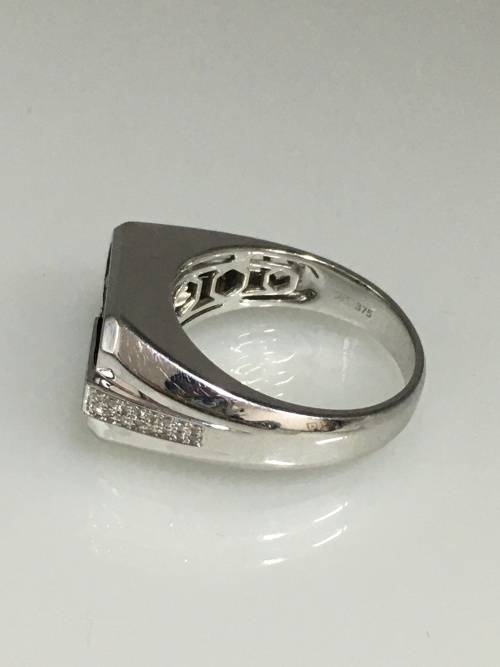 11.6 grams 9 carat White Gold, with Black and White Diamonds Gents Ring