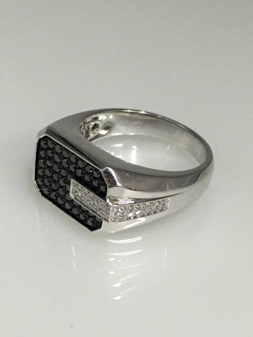 11.6 grams 9 carat White Gold, with Black and White Diamonds Gents Ring