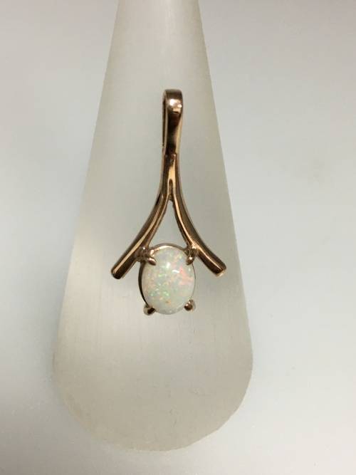 1.5 grams 9 carat Yellow Gold and Opal Pendant