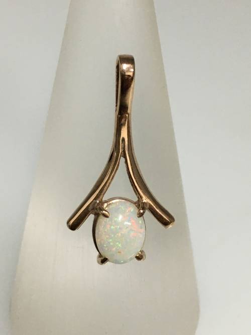 1.5 grams 9 carat Yellow Gold and Opal Pendant