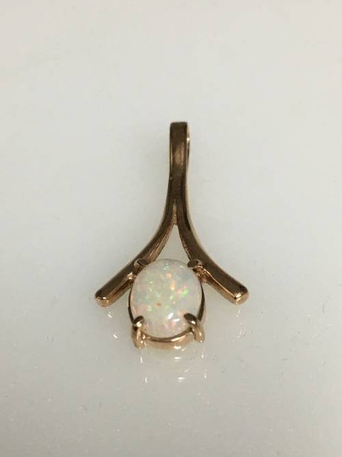 1.5 grams 9 carat Yellow Gold and Opal Pendant