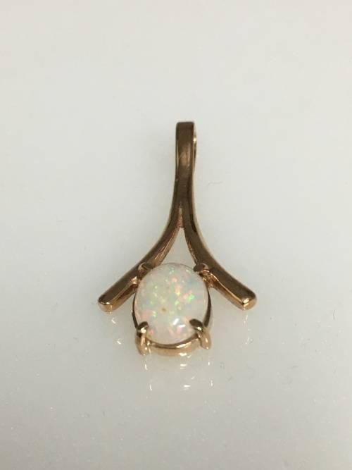 1.5 grams 9 carat Yellow Gold and Opal Pendant