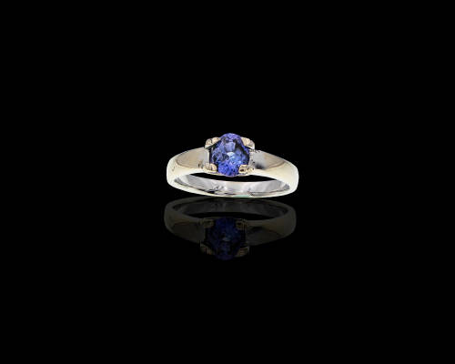 18ct (3.7 grams) White Gold 0.89ct Tanzanite Oval Shape Center stone ring