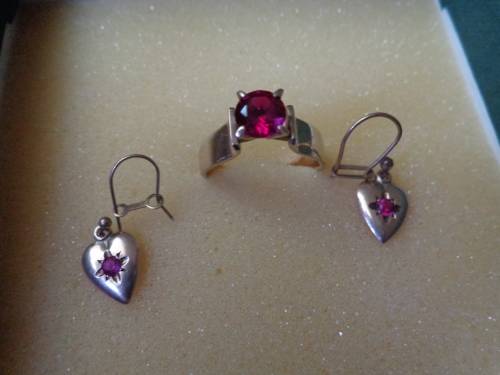 GOLD RING AND EARRING SET..SEE SCANS READ ON