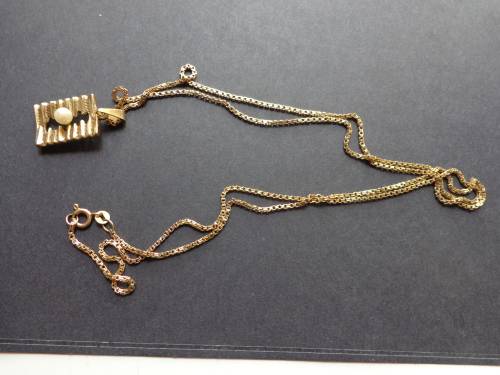 9CT GOLD CHAIN WITH PENDANT SEE SCANS READ ON