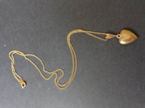 9ct HEART TYPE PENDANT WITH CHAIN..SEE SCANS READ ON (RELIST)
