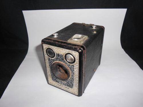 Six 20 brownie model d camera with flash contacts,made by kodak @ crazy R1 start