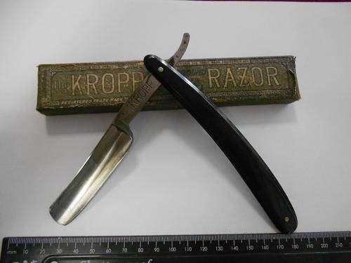 Kropp cut throat razor, good condition in original box - as per scan