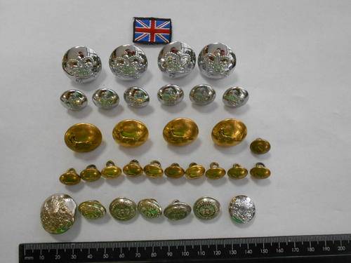 Lot of mixed SA and british buttons - as per scan