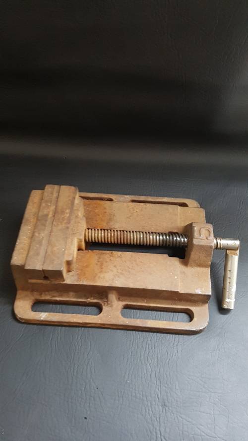 Large drill press vice a but rusted but still working 100%!!!!!!