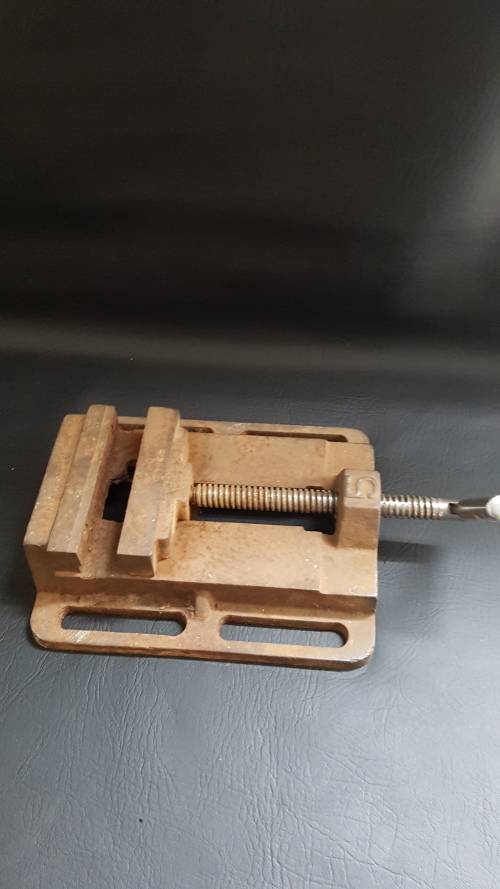 Large drill press vice a but rusted but still working 100%!!!!!!