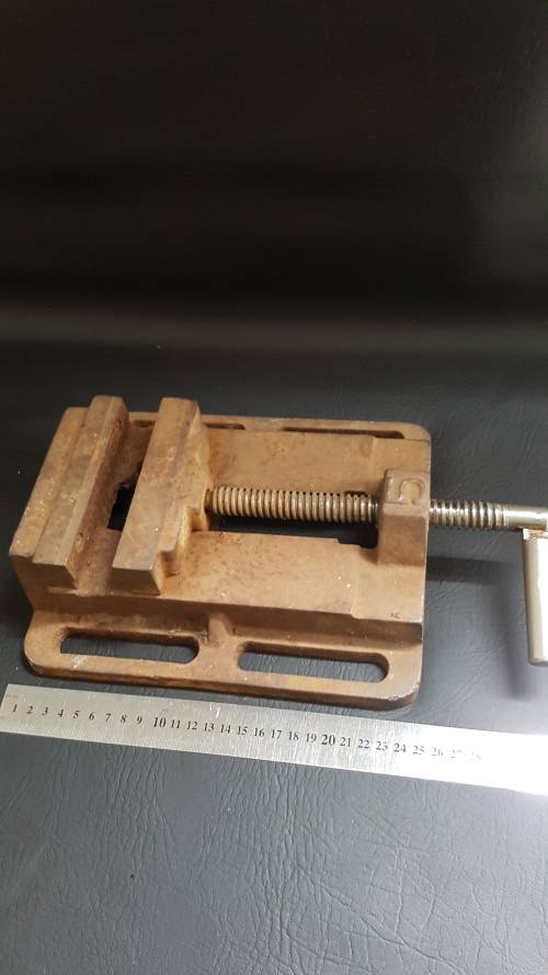 Large drill press vice a but rusted but still working 100%!!!!!!