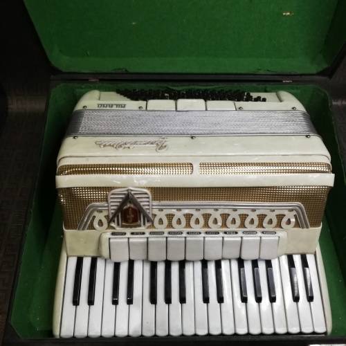 Rare Frontline Milano accordion mother of pearls color with original case working condition!!!!!!