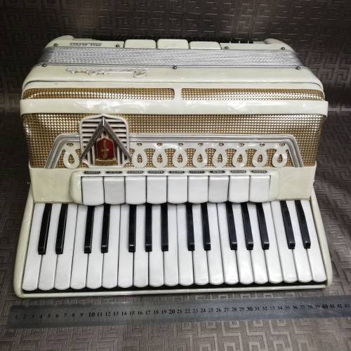 Rare Frontline Milano accordion mother of pearls color with original case working condition!!!!!!