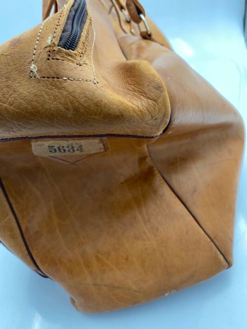 MASSIVE VINTAGE LEATHER TRAVEL BAG MADE IN ENGL WITH SERIAL NUMBERS !!!!!